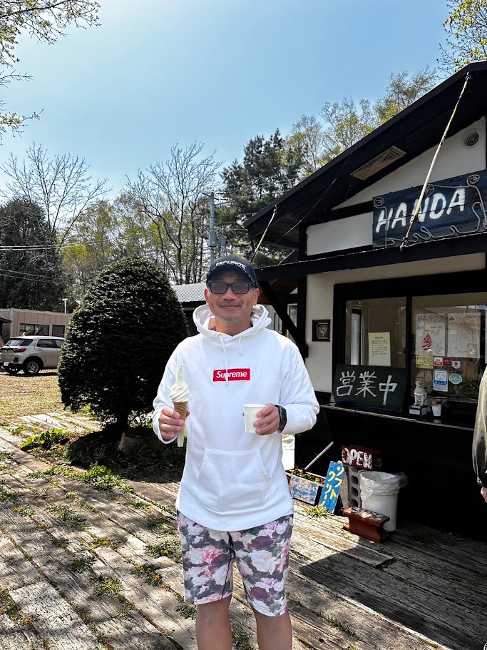 札幌の自然の中で微笑む大西ライさん